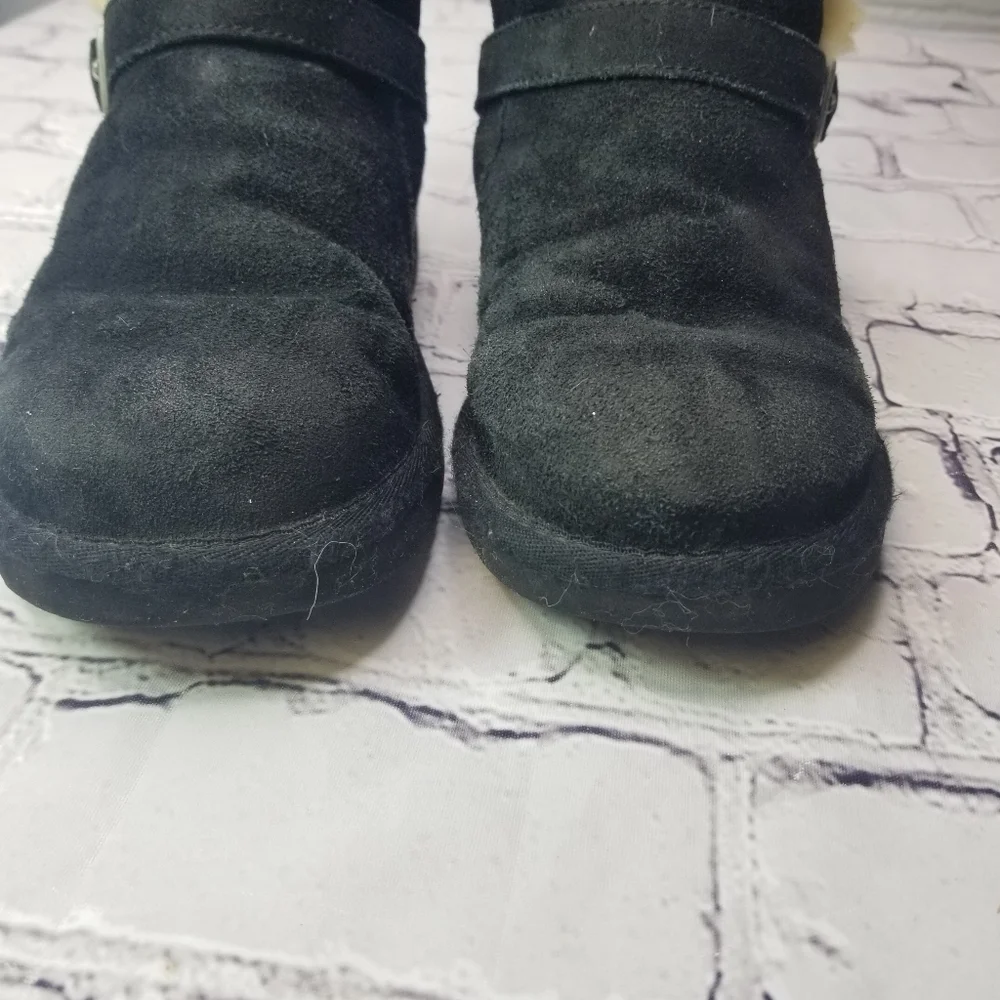 Ugg Maddi black shearling buckle boot 4 girls 6 women